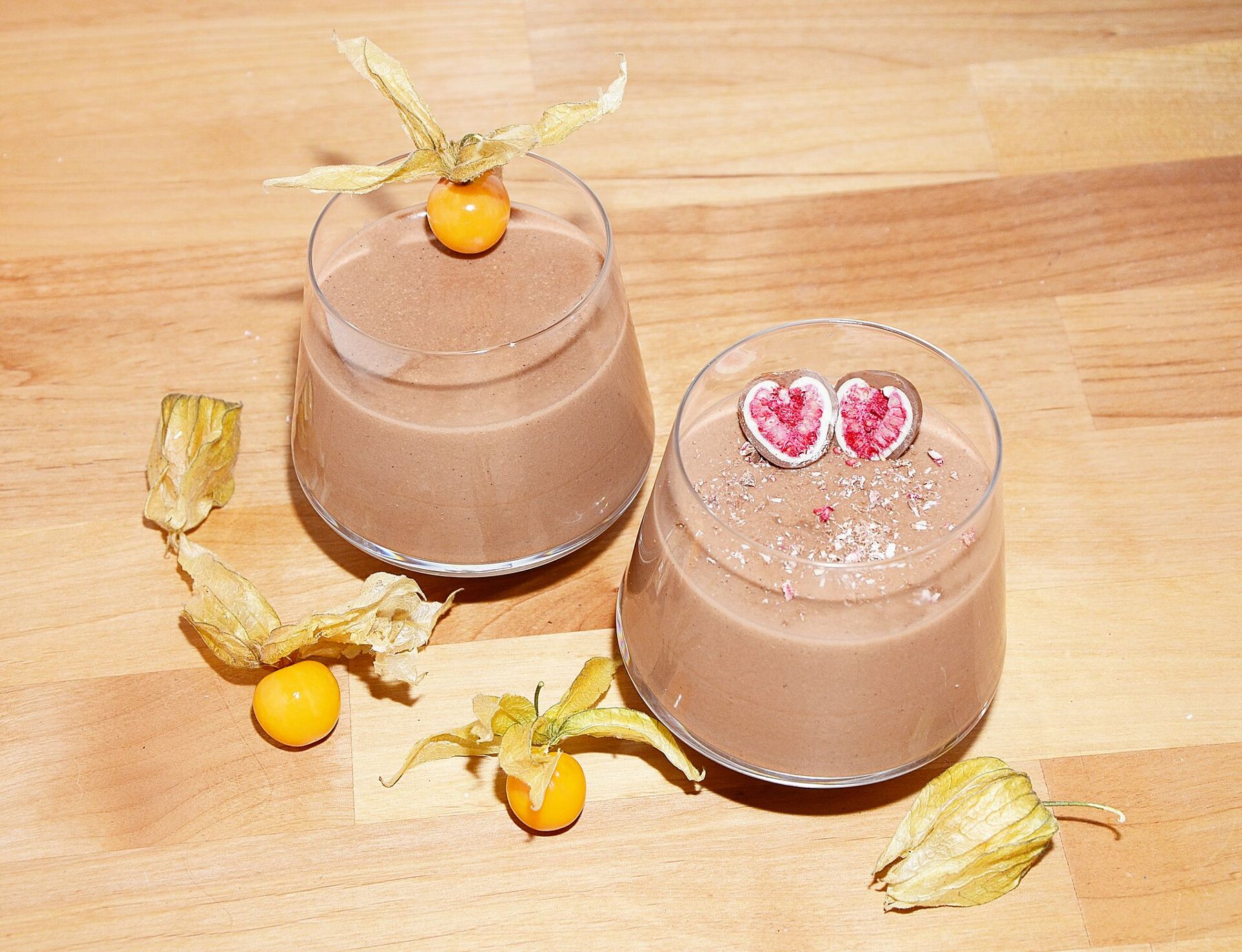 Deux verrines de mousse au chocolat, framboise enrobée et physalis